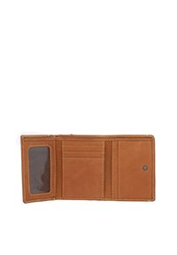 Cartera de cuero marrón abierta para mostrar ventana transparente para identificación, cuatro ranuras para tarjetas y un bolsillo para monedas con botón a presión sobre fondo blanco.