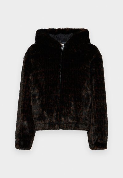 Μαύρο και καφέ ψεύτικο γούνινο μπουφάν με κουκούλα, κλείσιμο με φερμουάρ και cropped σχέδιο. Διαθέτει απαλή υφή και διακριτικό λεοπάρ σχέδιο.