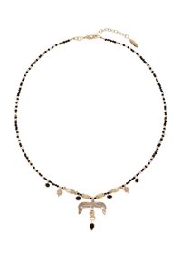 Collier perlé avec des tons noir et or, agrémenté d'accents métalliques et d'un pendentif central en forme d'oiseau. Chaîne ajustable pour varier la longueur.