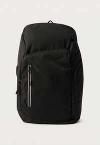 Μαύρο σακίδιο από ανθεκτικό ύφασμα με κομψό σχεδιασμό. Διαθέτει μπροστινή τσέπη με φερμουάρ και πλαϊνή δικτυωτή τσέπη για επιπλέον αποθήκευση.