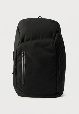 Rucsac negru din material durabil cu un design aerodinamic. Dispune de un buzunar frontal cu fermoar și un buzunar lateral din plasă pentru depozitare suplimentară.