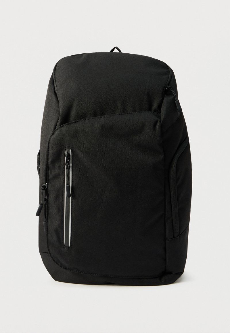 Μαύρο σακίδιο από ανθεκτικό ύφασμα με κομψό σχεδιασμό. Διαθέτει μπροστινή τσέπη με φερμουάρ και πλαϊνή δικτυωτή τσέπη για επιπλέον αποθήκευση.