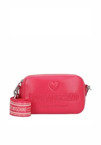 Borsa a tracolla in ecopelle rosa brillante con testo "LOVE MOSCHINO" in rilievo e un cuore, dotata di tracolla abbinata e dettagli in argento.