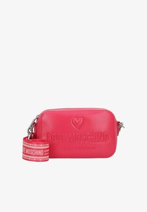 Felroze faux leren crossbodytas met geperst "LOVE MOSCHINO"-tekst en een hartje, voorzien van een bijpassende riem en zilveren beslag.