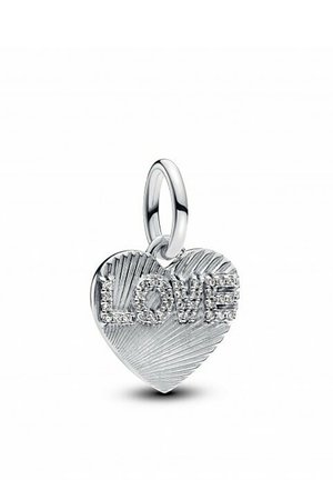 Ciondolo a forma di cuore in argento con linee testurizzate, caratterizzato dalla parola "AMORE" decorata con gemme trasparenti. Include un anello di collegamento circolare.