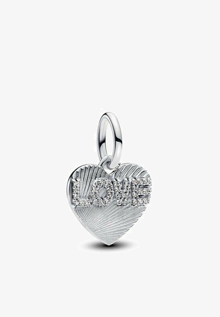 Pendentif en argent en forme de cœur avec des lignes texturées, comportant le mot "AMOUR" rehaussé de pierres précieuses claires. Comprend une boucle de fixation circulaire.