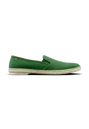 Groene slip-on casual schoen met getextureerde zool en klein bruin logo aan de hielzijde, getoond in profiel op witte achtergrond.