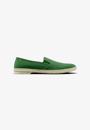Groene slip-on casual schoen met getextureerde zool en klein bruin logo aan de hielzijde, getoond in profiel op witte achtergrond.