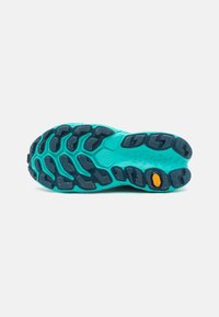 Schoenzool met een turquoise rubberen oppervlak, voorzien van een gestructureerd patroon en donkerblauwe gripnoppen. Vibram-logo zichtbaar.