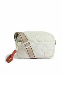 Borsa a tracolla trapuntata color crema con una tracolla rosa regolabile e un accento di cordoncino arancione texturizzato. Presenta un'etichetta con logo sul lato.