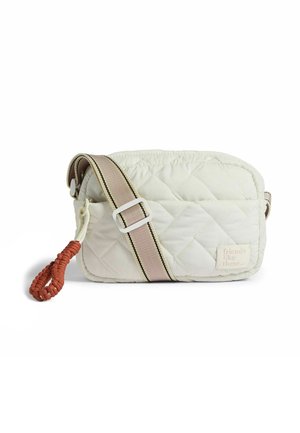 Quilted cremetasker med en lyserød justerbar rem og en struktureret orange snøredetalje. Har et logomærke på siden.