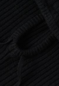 Μαύρο πλεκτό ύφασμα με ραβδωτή υφή. Περιλαμβάνει ορατή ραμμένη άκρη και απαλά νήματα. Χωρίς διακριτά μοτίβα ή διακοσμητικά στοιχεία.