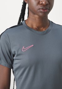 Nike Performance TOP BRANDED - Spordi T-särk - iron grey black sunset pulse