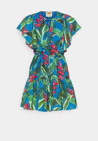 Blå kort klänning med grönt tropiskt blad- och röd blommönster, korta volangärmar, cinchad midja och pärlhängande band vid halsringningen.