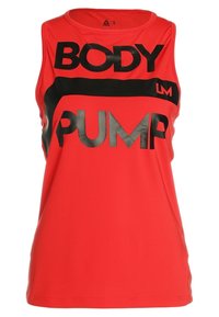 Rode mouwloze sporttop van gladde stof, met gedurfde zwarte tekst "BODY PUMP" over de voorkant en een label aan de zoom.