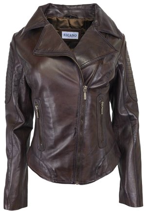Giubbotto in pelle marrone con un design aderente, colletto con rever, dettagli trapuntati sulle spalle, chiusura frontale con zip e due tasche con zip.
