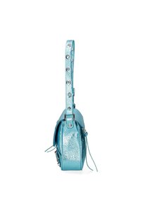 Borsa a mano metallica turchese con finitura texture, una tracolla decorativa con borchie argento e una forma rettangolare compatta.
