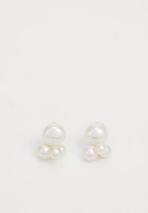 Brincos de pérola branca em forma de botão, apresentando três pérolas redondas de tamanhos variados dispostas em um design de cluster, com superfície polida e detalhes em dourado.