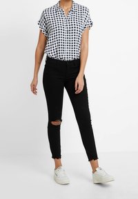 Abercrombie & Fitch Vaqueros pitillo - black denim