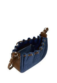 Denim schoudertas met bruin leren accenten, geraffineerde bovenkant en een blauwe binnenkant. Beschikt over een interne ritszak en een verstelbare schouderband.