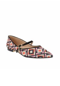 Zapato plano multicolor con punta afilada y correa. Presenta patrones geométricos en rojo, rosa, negro y blanco con una textura suave.