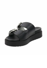 Zwarte platform sandalen met brede, matte leren banden met uitsnijdingen en zilverkleurige gespaccenten. Textuur rubberen zool.