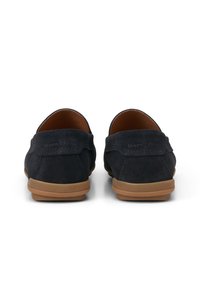 Marineblaue Wildlederschlüpfschuhe mit runder Zehenpartie, gesteppten Akzenten und einer hellbraunen Gummisohle. Glatte Textur mit minimaler Ausstattung.