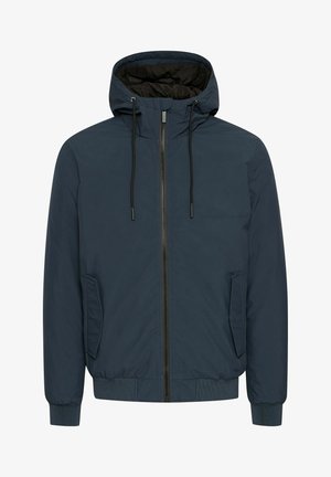 Tamsiai mėlyna kapšas striukė su priekyje įsiūtu užtrauktuku, elastingomis rankovėmis ir juosmeniu bei viena šonine kišene; viduje suteikia juodos pagalvėlės pamušalą.