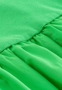 Next REGULAR FIT - Stickad klänning - green