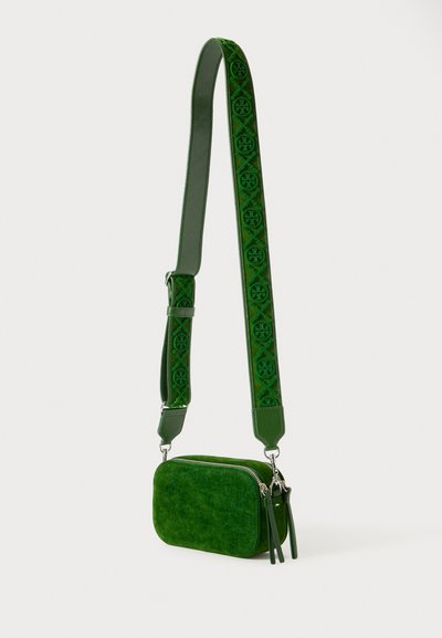 Zelena crossbody torba pravokutnog oblika, meke baršunaste teksture i uzorka na remenu. Ima dvostruko zatvaranje na patentni zatvarač i podesivi remen.
