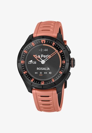 Okrogli crni pametni sat s ružičastim oznakama sati i remenom, prikazuje glazbeni player s pjesmom "La Perla" od Rosalía.