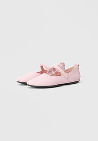 Ροζ παπούτσια slip-on με στρογγυλεμένη μύτη, με έναν μόνο ιμάντα στο επάνω μέρος του πέλματος και ευέλικτη μαύρη ελαστική σόλα. Λεία υφή, ελαφρύς σχεδιασμός.