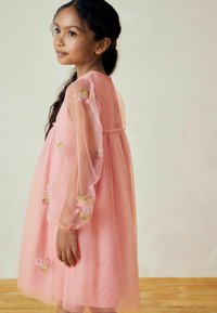 Next REGULAR FIT EMBELLISHED  - Koktailové šaty/večierkové šaty - pink