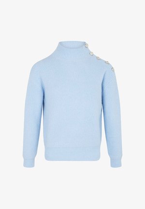 Suéter de punto azul claro con cuello alto y textura acanalada. Presenta cuatro botones decorativos en el hombro izquierdo.