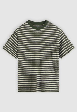 T-shirt à manches courtes rayé avec des bandes vertes, blanches et gris foncé. Encolure ronde verte avec un petit logo sur la poitrine. Matière en coton.