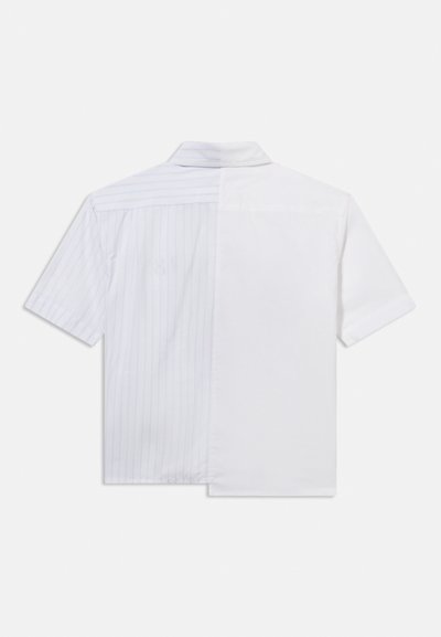 Πουκάμισο με κοντά μανίκια και κουμπιά, σχεδιασμένο με ανοίγματα στην πλάτη: αριστερή πλευρά λευκή με ανοιχτό μπλε ρίγες, δεξιά πλευρά μονόχρωμη λευκή.