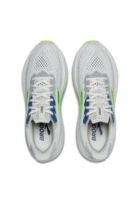 Par nogavic z belimi in neon zelenimi Brooksi Ghost 17, prikazanimi od zgoraj, kjer se vidi mrežasti zgornji del in vezalke.