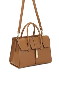 Barna bőr kézitáska strukturált dizájnnal, dupla fogantyúkkal, állítható vállpánttal és fém csattal ellátott fedéllel.