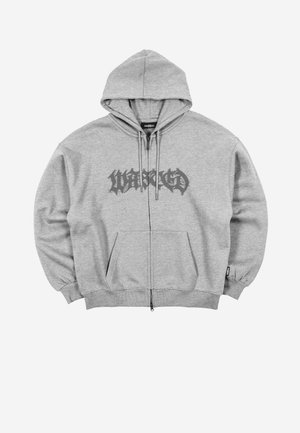 Ανοιχτό γκρι φούτερ με φερμουάρ, μπροστινές τσέπες, κουκούλα με κορδόνι και μαύρο γοτθικό κείμενο στο στήθος.