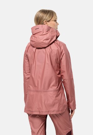 Vaaleanpunainen vedenpitävä takki, jossa on huppu, sileä pinta ja näkyvät saumat. Takakuvassa näkyy puolipitkä malli ja säädettävät ominaisuudet.