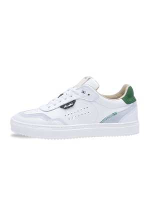 Witte lage sneaker met groene hielriem, witte veters, geperforeerde zijkant, zwart logo label en een textuurrijke zool.