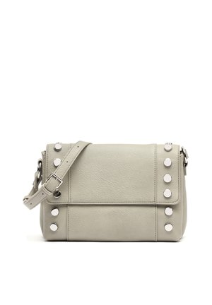 Šviesiai pilka odinė rankinė per petį su reguliuojama rankena ir sidabriniais apvaliais kaiščiais ant priekinio flapo ir šonų.