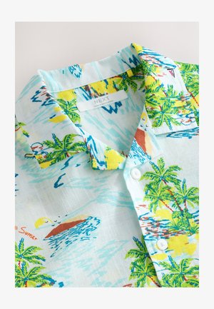 Kortærmet, lyseblå skjorte med tropisk print. Har palmer, surfbrætter og solmotiver. Fremstillet af letvægtsstof.