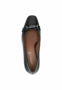 Chaussure plate en cuir noir avec un bout carré, se distinguant par une boucle en métal argenté brillante et une doublure intérieure lisse. Logo de la marque sur la semelle intérieure.