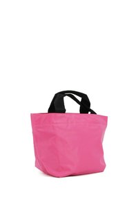 Borsa tote rosa realizzata in materiale resistente, con forma rettangolare, manici neri e una texture liscia. Nessun motivo o accenti aggiuntivi.