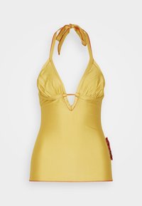 Top de bikini amarelo com alças halter, apresentando um decote profundo em V, tecido franzido, acabamento laranja em contraste e detalhe de etiqueta lateral. Textura suave.