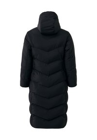 Dlouhý černý prošívaný zimní kabát s kapucí, zobrazený ze zadní strany, s vytkávaným vzorem ve tvaru šípů a dlouhými rukávy.