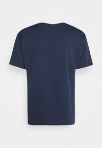 Námorně modré bavlněné tričko s uvolněným střihem, krátkými rukávy a kulatým výstřihem. Hladký povrch bez viditelných vzorů nebo akcentů.