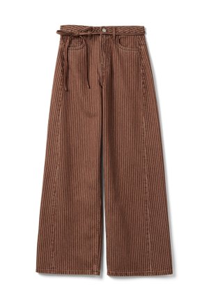 Bruine brede broek met dunne witte verticale strepen, voorzakken, knoopsluiting en bijpassende stoffen riem gestrikt in de taille.