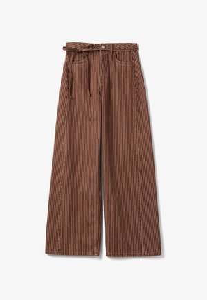 Bruine brede broek met dunne witte verticale strepen, voorzakken, knoopsluiting en bijpassende stoffen riem gestrikt in de taille.